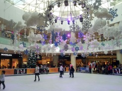Pista di ghiacchio nel raffinato centro commerciale Taj Mall